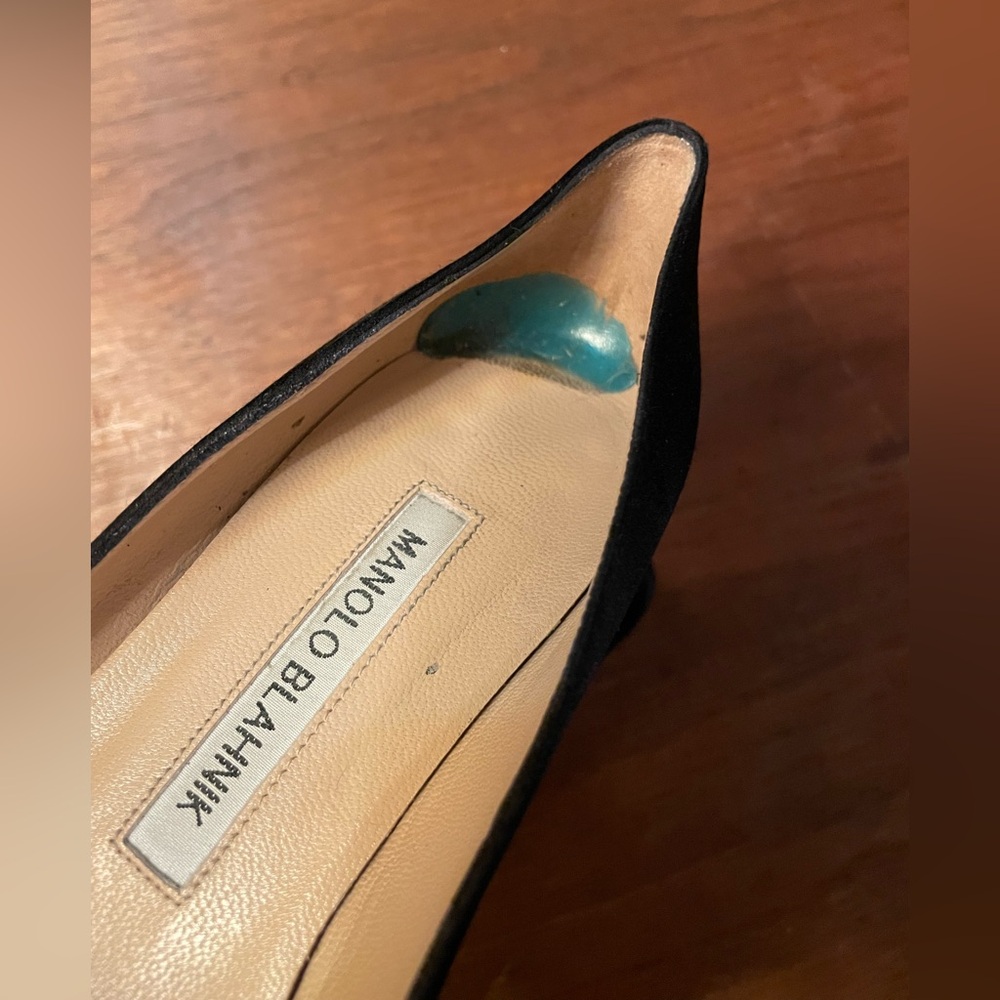 MANOLO BLAHNIK BLACK SATIN SEMI-ROUND TOE HEEL PUMP - Picture 11 of 11